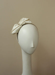 Style: AGNES Floppy Polka and Veil Head Topping Peony Rice
