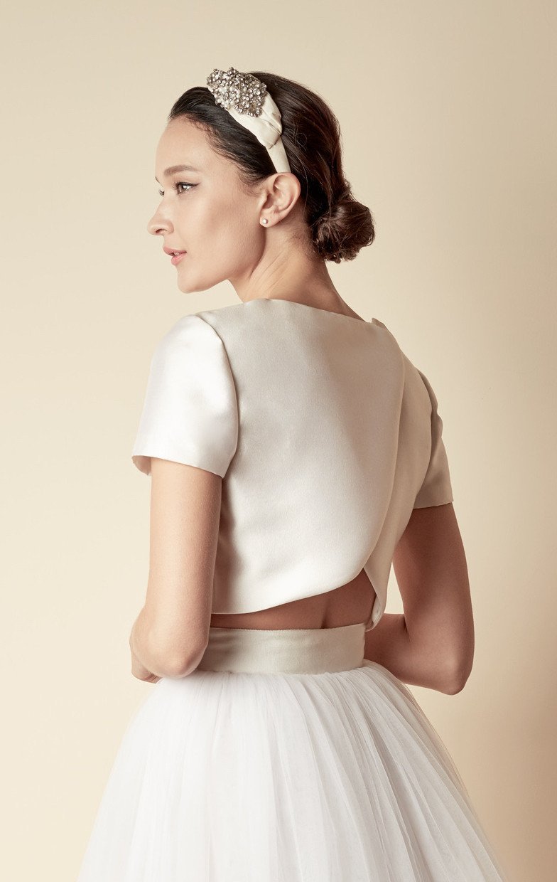 Style: JIN Wool Silk Short Sleeve Crop Top Peony Rice