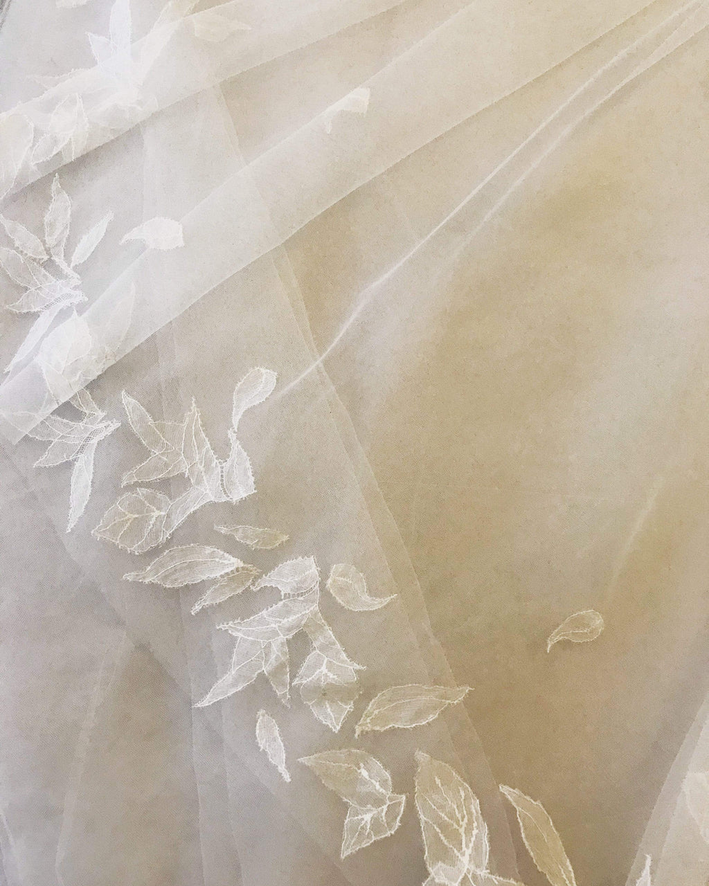 Style: LEIGH Leaf Lace Applique Veil Peony Rice