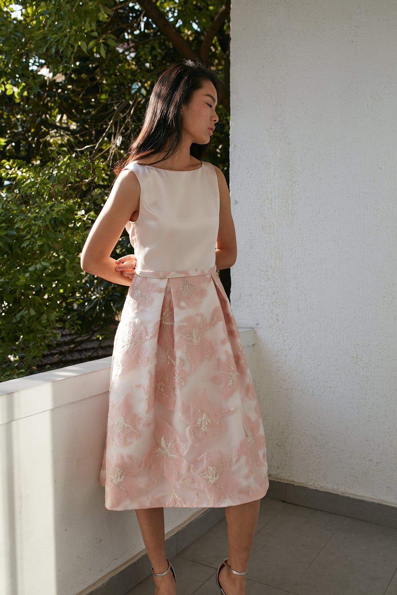 Style: AMELIE Metallic Floral Jacquard Pleated Dress with Boat Neckline Style: AMELIE Metallic Floral Jacquard Pleated Dress with Boat Neckline